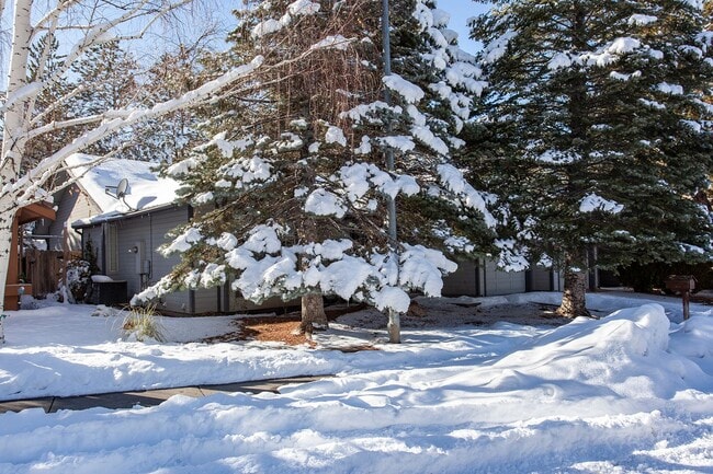 Photo - 3654 Hemlock Way