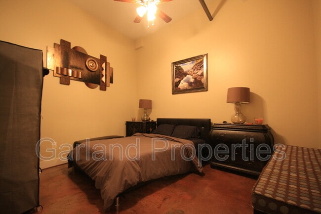 Building Photo - 425 Campbell Ave SW Unit 107