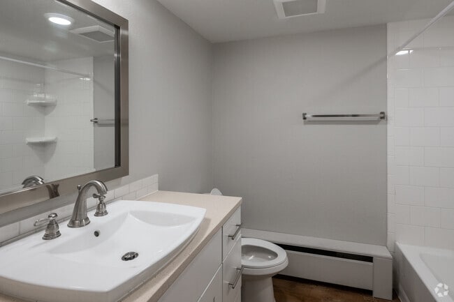 1 BR, 1 BA - 760 SF - Bath
