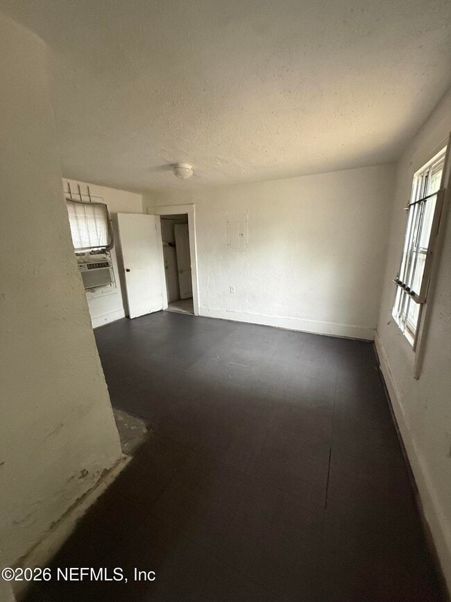 Photo - 1649 State St W