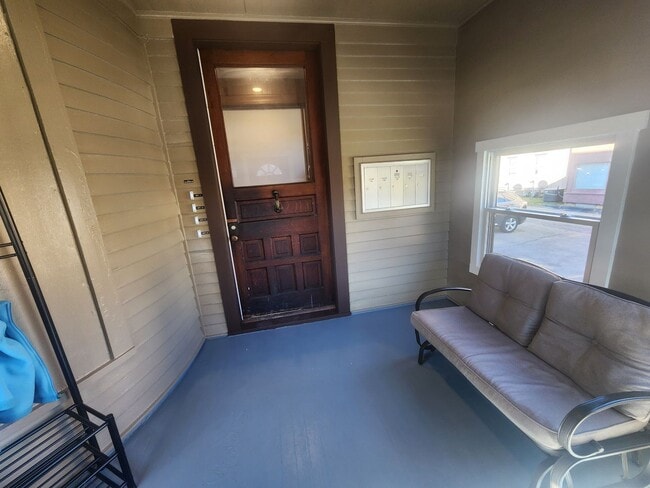 Photo - 1BR Unit - Freshly Remodeled Unit DBQ - 1449-04