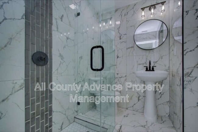 Photo - 425 Orangewood Dr