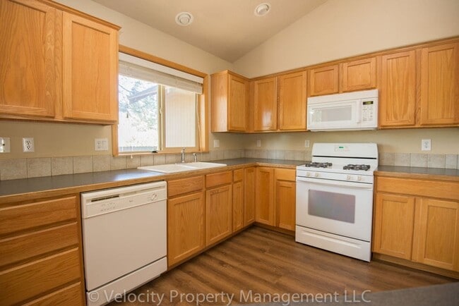 Photo - Light and bright 3 bedroom, 2 bath home - 1 dog considered!