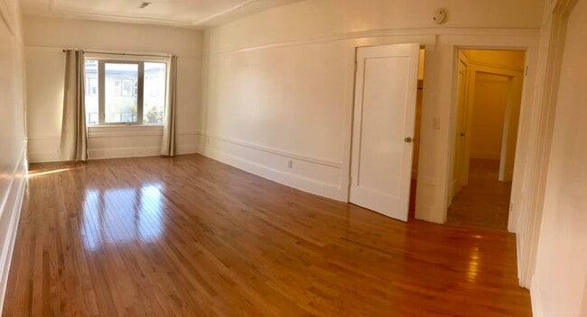 Building Photo - 560 53rd St Unit 562