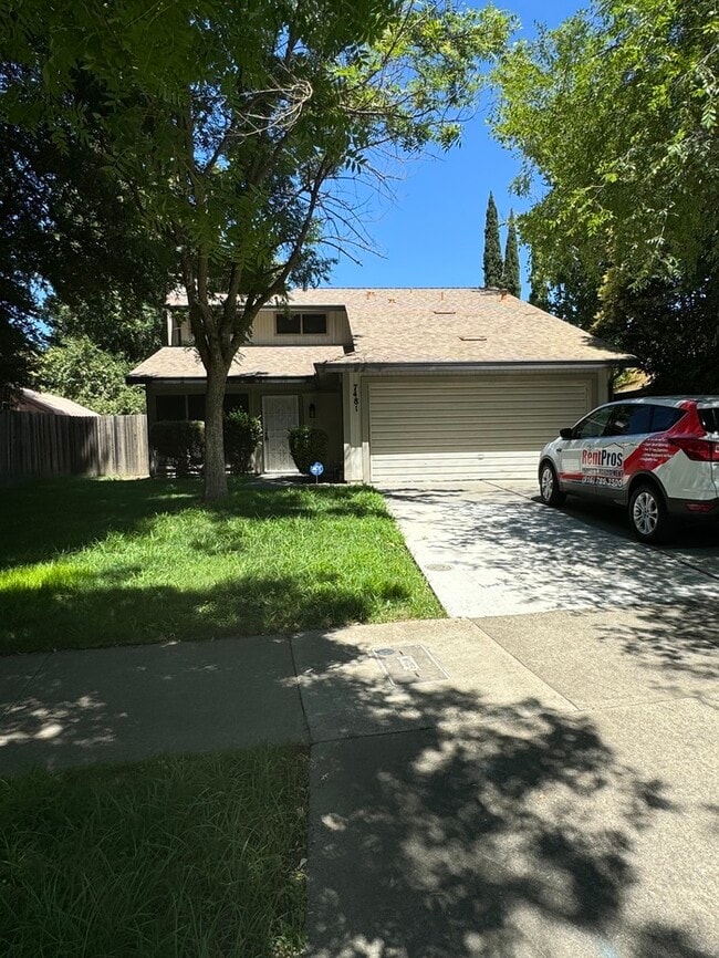 Building Photo - Beautifully spacious 3 bedroom 2 bath home...