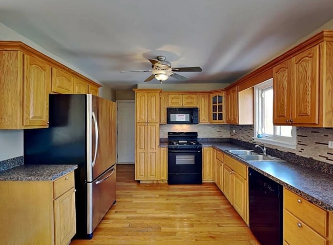 Photo - 7641 S Oconto Ave