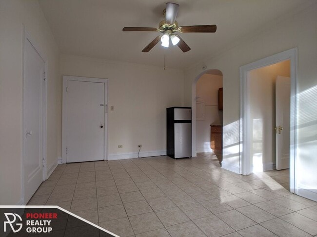 Photo - 2536 N Sawyer Ave Unidad 306