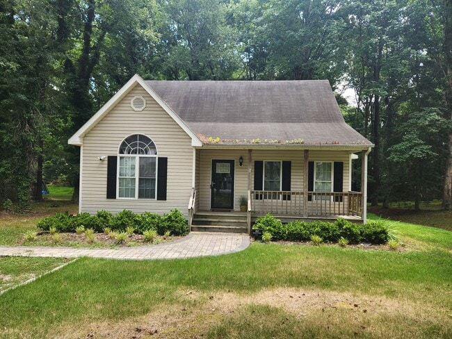 Building Photo - 4 bed 2 bath Cape Cod - Chesterfield/Salem... Rental