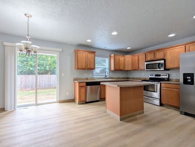 Newly renovated, spacious 2-Level in NE Salem - Newly renovated, spacious 2-Level in NE Salem Casa