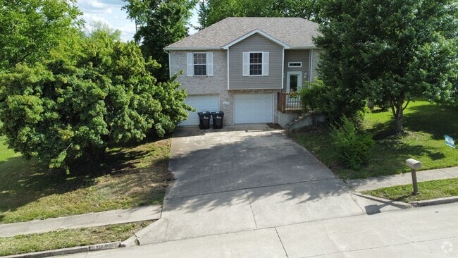 Building Photo - Charming Home in a South Columbia