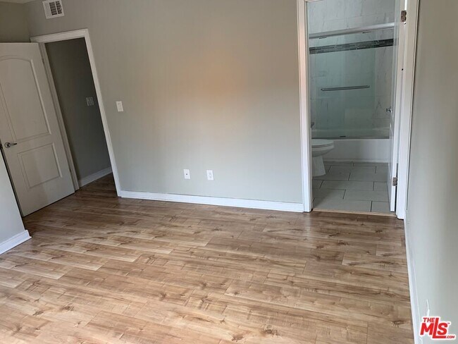 Photo - 5526 Barton Ave