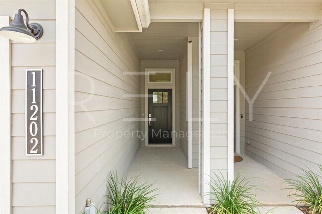 11202 Gadsen Ln