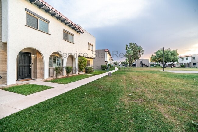 Photo - 2948 E Clarendon Ave