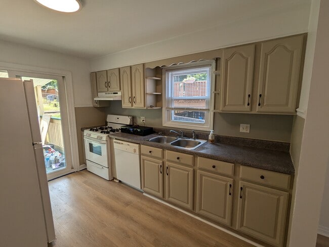 Photo - 4174 Pine Ave