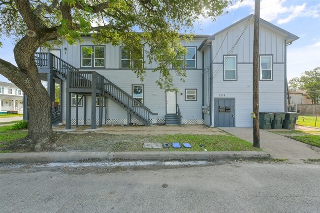 Building Photo - 1219 33rd St Unit 4