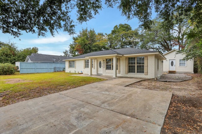 Photo - Furnished 4 Bedroom, 2 Bath Brick Home in Savannah