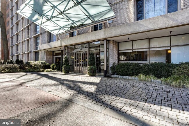 Building Photo - 950 25th St NW Unit 527-N Rental
