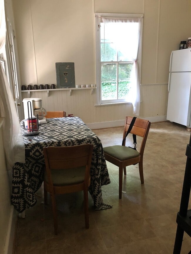 Photo - Spacious 4 bdrm/2 bath Home Located in Richmond's Fan District w/Balcony!!  Walking Distance to V...