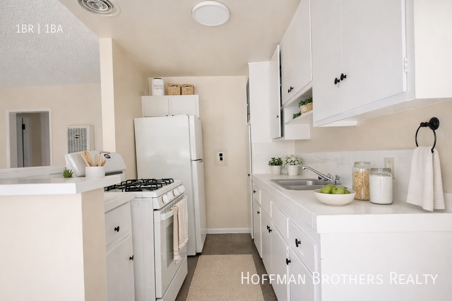 Photo - 1545-1549 Brockton Ave Unit 4