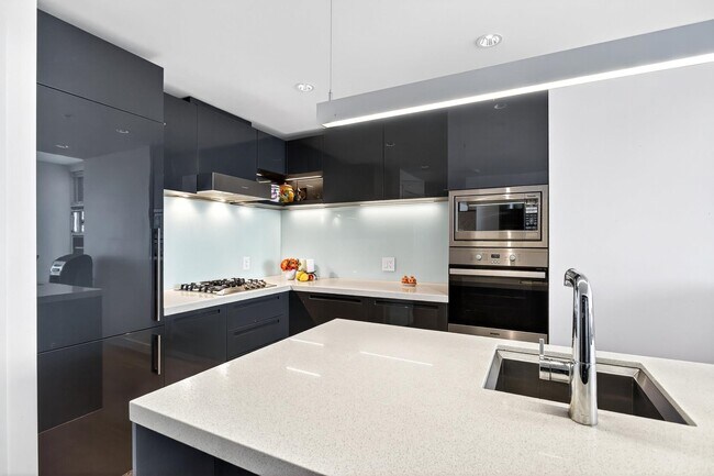 Photo - 777 Richards St