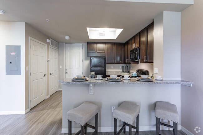 1BD, 1BA - 718 SF