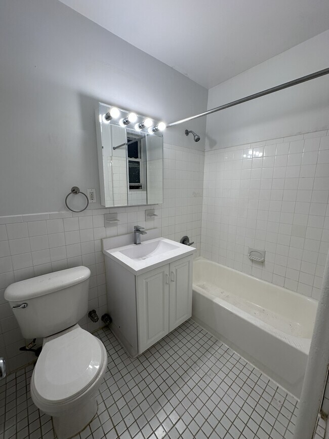 Bathroom - 2.5 Room 1 Bed 1 Bath