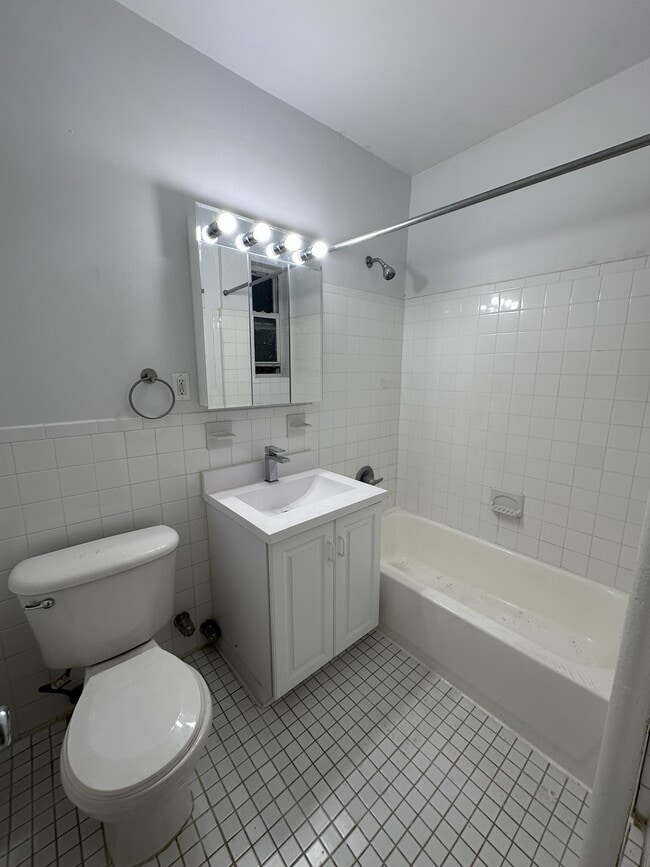 Bathroom - 2.5 Room 1 Bed 1 Bath - 171 Company