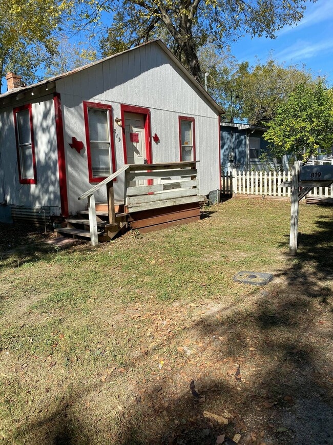 Photo - 819 Mora St House