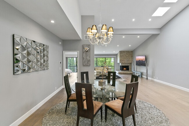 Photo - 1520 S Beverly Glen Blvd Unidad PH608