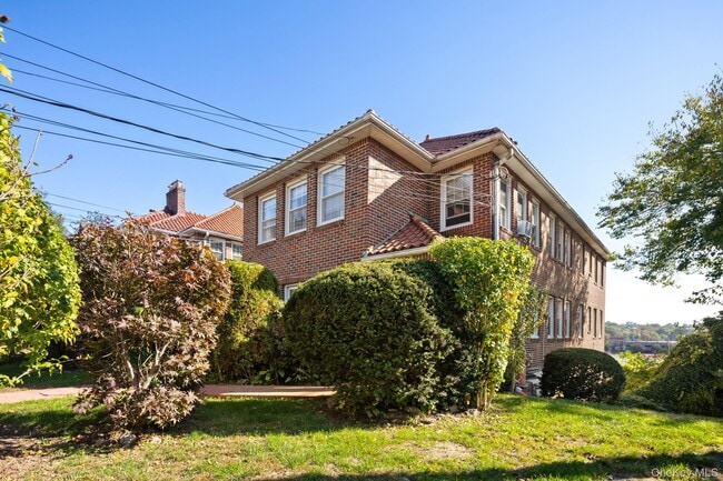 Photo - 460 E 5th St