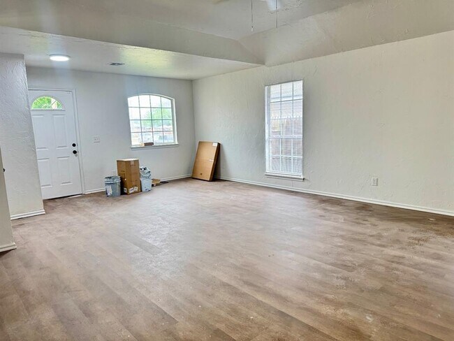 Photo - 223 W 6th St