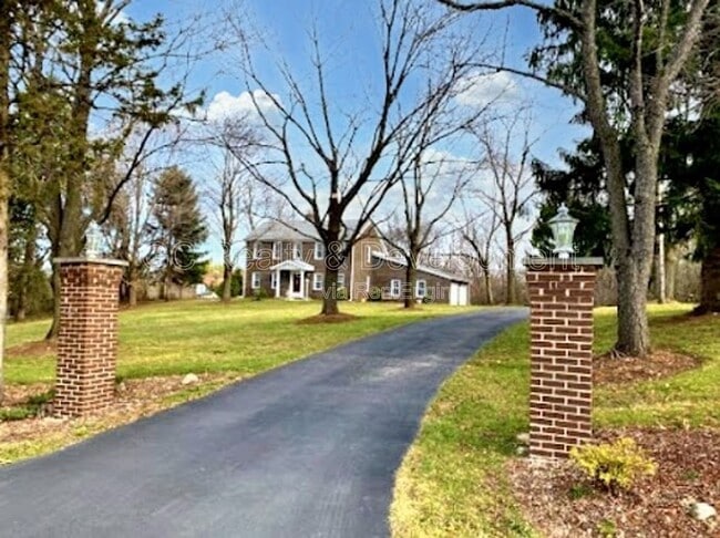 Building Photo - 87 W Surrey Ln