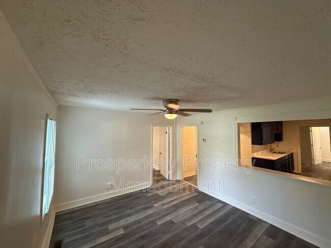 Photo - 4692 College St