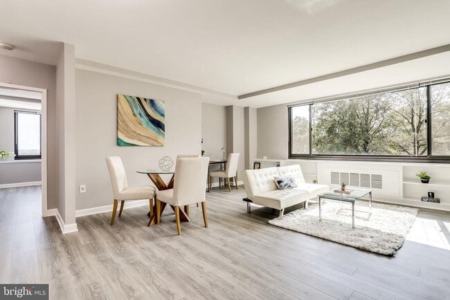 Building Photo - 1011 Arlington Blvd Unit 442