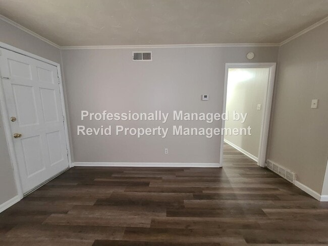 Photo - 744 Lester St