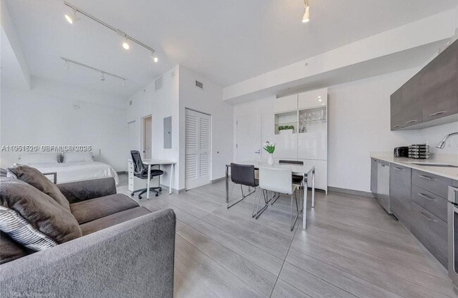 Photo - 151 SE 1st St Unidad 1706