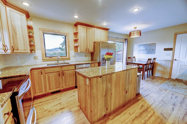 Photo - 370 Kelhi Ct