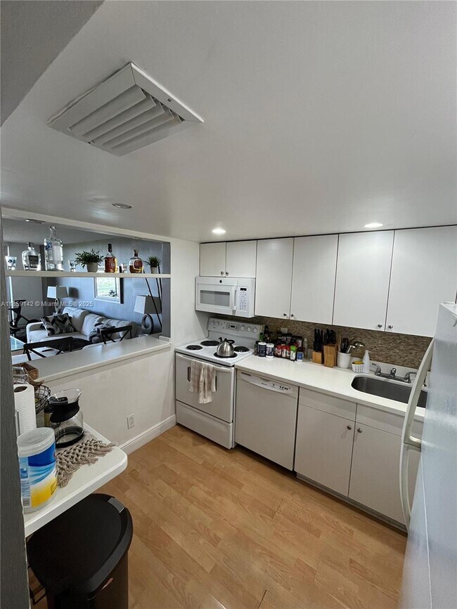 Building Photo - 2 bedroom in North miami FL 33181 Rental