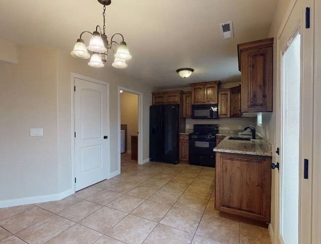 Photo - 340 1425 N St