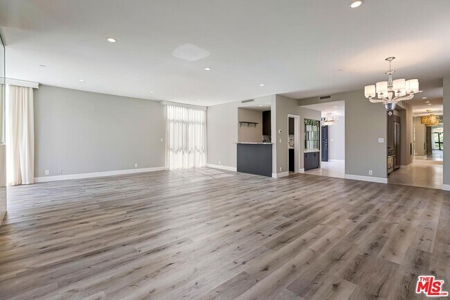 Photo - 323 N Palm Dr Unit 3