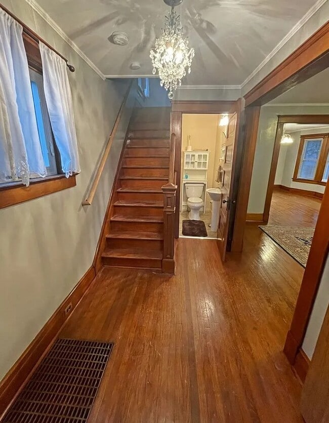 712 S Main St