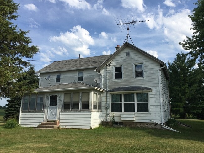 Building Photo - Country Comfort in Fort Atkinson Rental