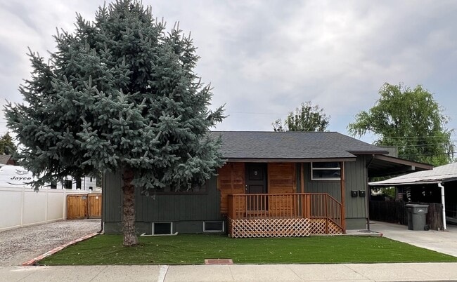 Building Photo - 1030 Lindy St Unit #B Rental