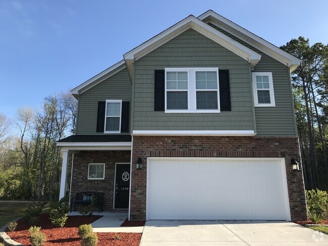 Building Photo - LARGE HOME WITH A POND LOT!