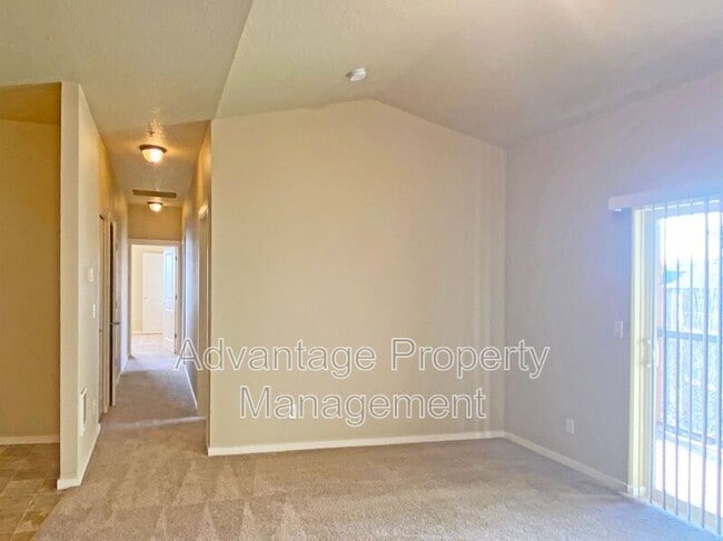 Photo - 537 Catron St N