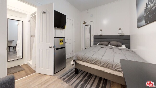 Building Photo - 647 W 18th St Unit 307 Rental
