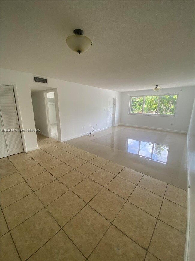 Building Photo - 6930 Miami Gardens Dr Unit 1-202 Rental