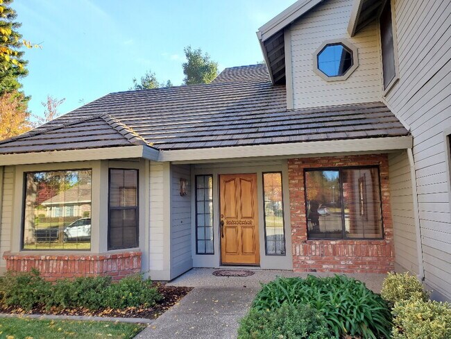 Building Photo - "Spacious 4-Bed, 3-Bath Oasis in Gold Rive... Rental