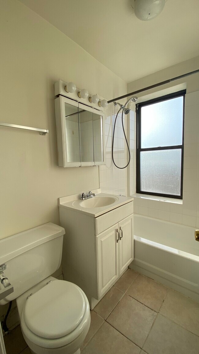 Photo - 3933 N Clarendon Ave Unit 502