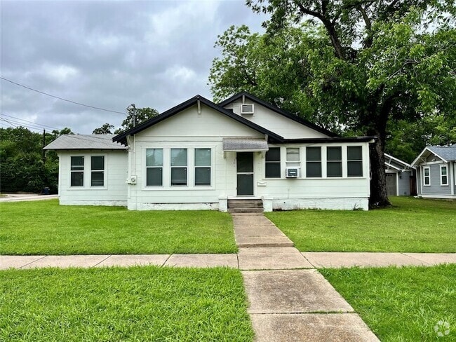 Building Photo - 301 Amarillo St Rental